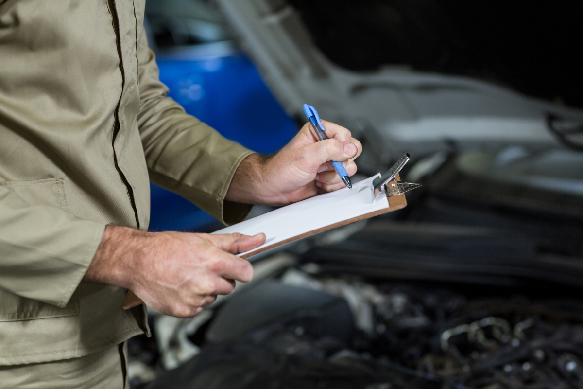Jak kupić używane auto i nie wpaść w pułapkę? Kompletny przewodnik dla kupujących w 2025 roku